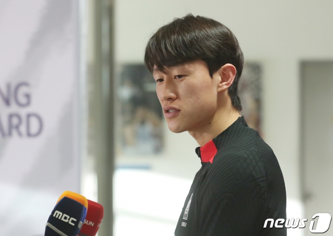 [사진] 취재진 질문 받는 이재성