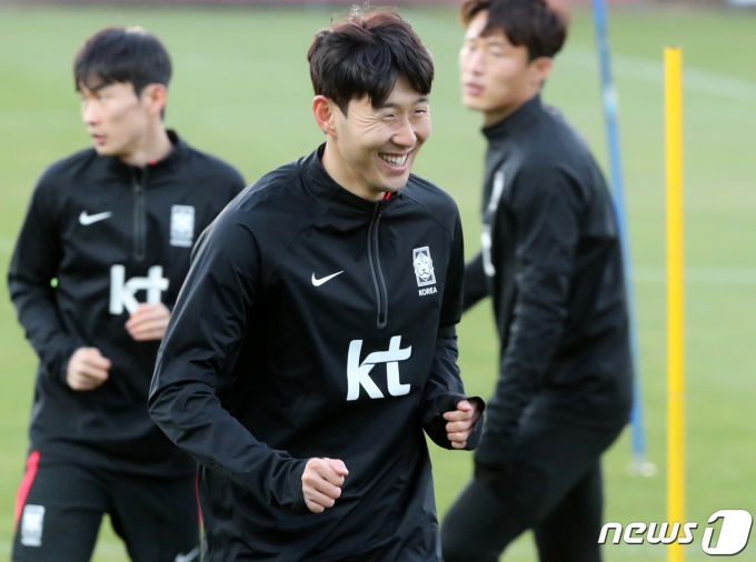 축구 국가대표팀 주장 손흥민과 이재성이 26일 경기 파주 축구국가대표트레이닝센터(NFC)에서 훈련을 하고 있다. 2023.3.26/뉴스1 ⓒ News1 송원영 기자