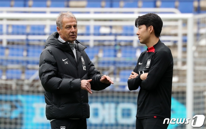 대한민국 축구 대표팀 위르겐 클린스만 감독과 주장 손흥민이 25일 울산 문수축구경기장에서 열린 오픈 트레이닝에서 대화를 나누고 있다. 2023.3.25/뉴스1 ⓒ News1 이동해 기자