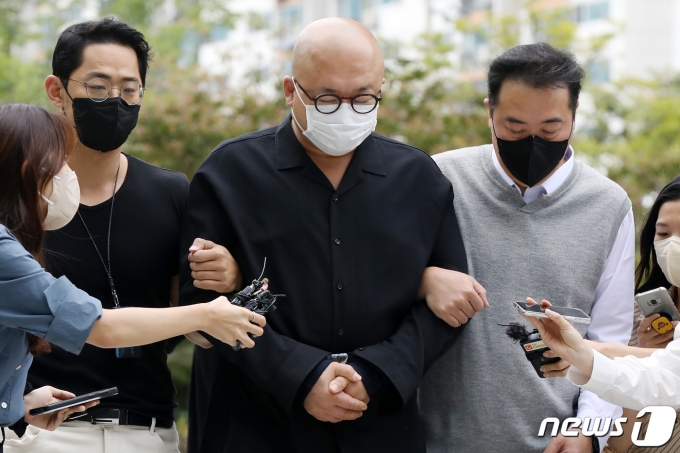 필로폰 투약 혐의를 받는 작곡가 겸 가수 돈 스파이크가 서울북부지법에서 열린 영장실질심사에 출석하고 있다. 2022.9.28/뉴스1 ⓒ News1 민경석 기자