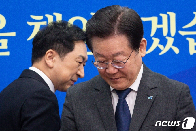 이재명 더불어민주당 대표(오른쪽)와 김기현 국민의힘 대표가 15일 오전 서울 여의도 국회에서 만나 인사를 나눈 후 자리로 이동하고 있다. 2023.3.15/뉴스1 ⓒ News1 유승관 기자