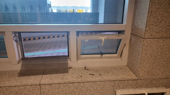 인천국제공항에서 입국이 불허된 뒤 달아난 외국인 2명 가운데 1명이 도주 17시간 만에 검거됐다. 사진은 인천국제공항에서 입국불허 판정을 받은 카자흐스탄 국적 2명이 도주하기 위해 파손한 유리창의 모습/사진=뉴스1
