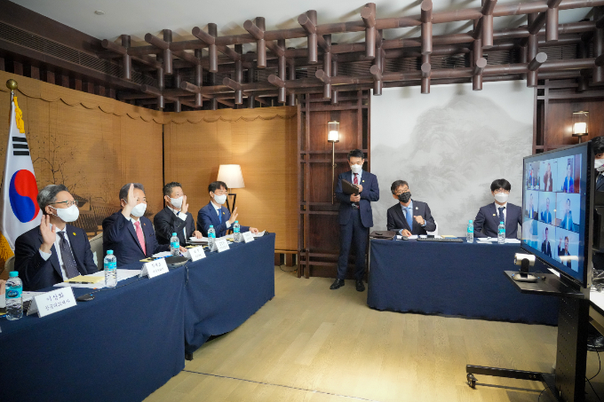2023년도 재외공관장회의가 4년여 만에 대면으로 열린다. 사진은 지난해 8월9일 중국 산둥성 칭다오에서 중국지역 공관장과 화상 회의를 하는 박 장관. /사진=외교부 제공