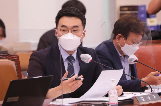 김남국 더불어민주당 의원이 이재명 대표의 강성 지지층인 '개딸'(개혁의 딸)을 당 단합의 걸림돌이라고 표현한 것에 대해 "국민과 소통하지 않는 오만한 태도"라고 지적했다. 사진은 지난해 10월6일 서울 여의도 국회에서 열린 법제사법위원회의 법무부 등에 대한 국정감사에서 질의하는 김 의원. /사진=뉴스1