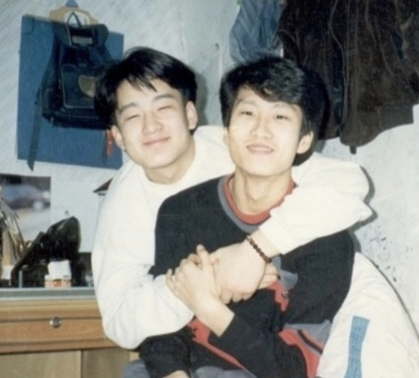 '검정고무신'의 창작자 고 이우영작가의 딸이 대중의 관심을 촉구하는 글을 올렸다. 사진은 이 작가의 딸이 공개한 아버지(왼쪽)와 이영일 작가. /사진=고 이우영 작가 딸 인스타그램