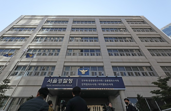 이태원 참사를 보강 수사하는 검찰이 27일 서울경찰청을 또 압수수색했다. 사진은 이날 조사가 진행 중인 서울 마포구 서울경찰청 마포청사 /사진=뉴시스