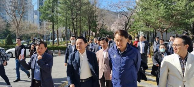 지난 26일 오후 원희룡 국토교통부 장관과 하은호 군포시장이 산본신도시내 아파트를 걷고 있다. / 사진제공=군포시