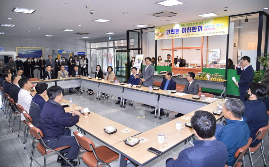 강기정 광주광역시장이 27일 오전 광산구 하남근로자종합복지관 1층에 마련된 산단근로자 조식지원 '간편한 아침한끼' 개소식에 참석해 근로자들과 샌드위치를 먹으며 대화를 나누고 있다./사진=광주시 