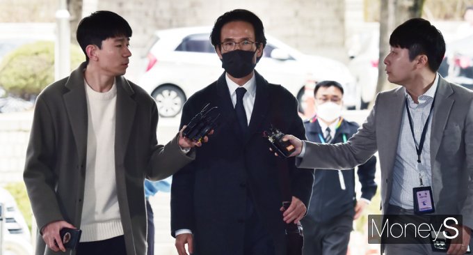검찰이 횡령·배임 등 혐의를 받는 조현범 한국타이어 회장을 재판에 넘겼다. 사진은 지난 8일 조 회장(가운데)이 영장실질심사(구속전 피의자심문)를 받기 위해 서울중앙지방법원에 출석하던 모습. /사진=임한별 기자