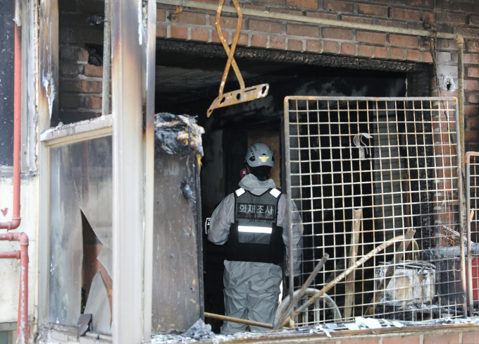경기 안산시 다세대주택에서 발생한 화재로 나이지리아 국적의 4남매가 숨졌다. 사진은 27일 오전 화재현장의 모습. /사진=뉴스1