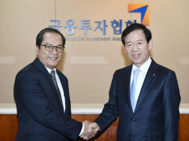 서유석 금융투자협회장(오른쪽)이 27일 서울 여의도 금투센터에서 뺀 티롱 캄보디아 재경부 차관(왼쪽)과 간담회를 가졌다. /사진=금융투자협회