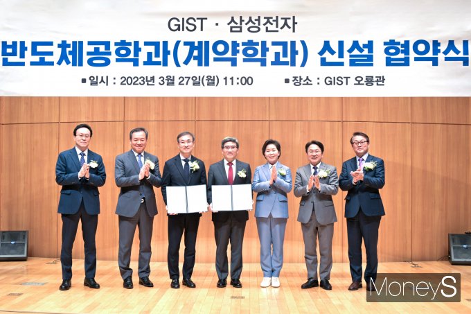 삼성전자는 27일 광주과기원에서 반도체 계약학과 신설 협약식을 체결했다.왼쪽부터  조정희 GIST 대학장, 이형석 국회의원,    박래길 GIST 총장직무대행, 송재혁 삼성전자 DS부문 CTO 사장,  양향자 국회의원, 강기정 광주광역시장, 박승희 삼성전자 CR담당 사장/사진=삼성전자 광주사업장 제공.