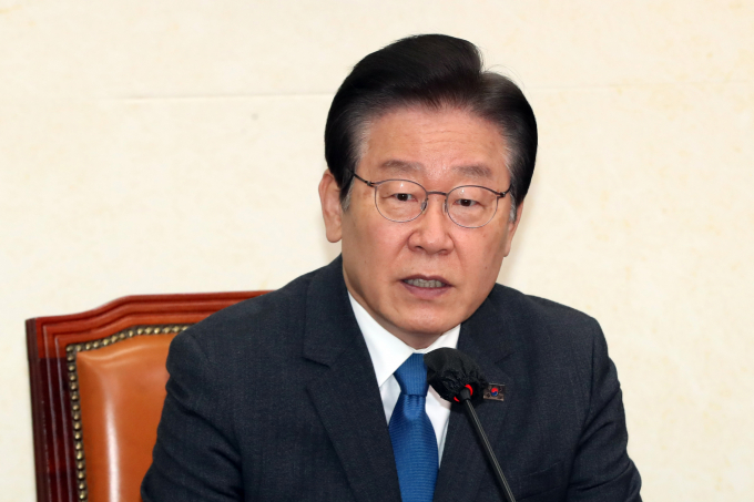 이재명 더불어민주당 대표는 27일 자신을 둘러싼 위증교사 의혹에 대해 "또 다른 신작소설의 시작"이라고 비판했다. 사진은 이 대표가 이날 오전 서울 여의도 국회에서 열린 최고위원회의에서 모두발언을 하고 있는 모습. /사진=뉴스1