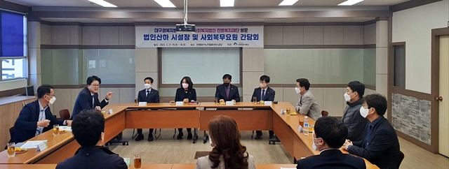 임종배 대구경북병무청장이 진명복지재단 산하 12개 사회복지시설장과 환담을 하고 있다./사진제공=대구경북지방병무청