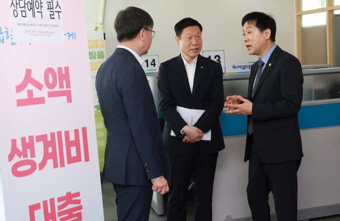 김주현 금융위원장이 27일 오전 서울 양천구 양천 서민금융통합지원센터를 방문, 집행현장을 점검하고 있다./사진=금융위원회