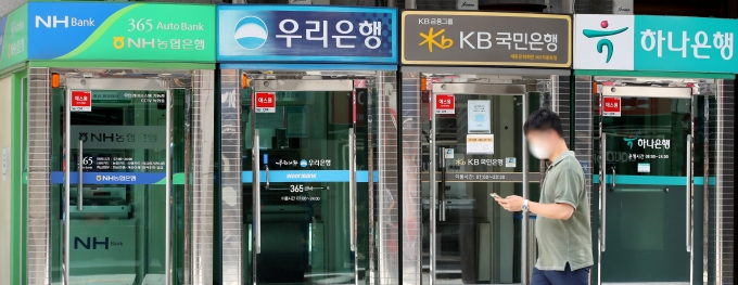   5대 금융지주의 지난해 3분기말 기준 신종자본증권 발행 잔액은 총 16조3800억원으로 집계됐다. 서울 종로구 한 시중은행 현금자동입출금기 모습./사진=뉴시스