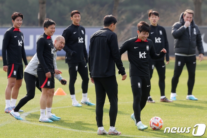 대한민국 축구 국가대표팀 이강인을 비롯한 선수들이 27일 오후 경기도 파주 축구국가대표트레이닝센터(NFC)에서 우루과이전을 앞두고 훈련을 하고 있다. 2023.3.27/뉴스1 ⓒ News1 민경석 기자