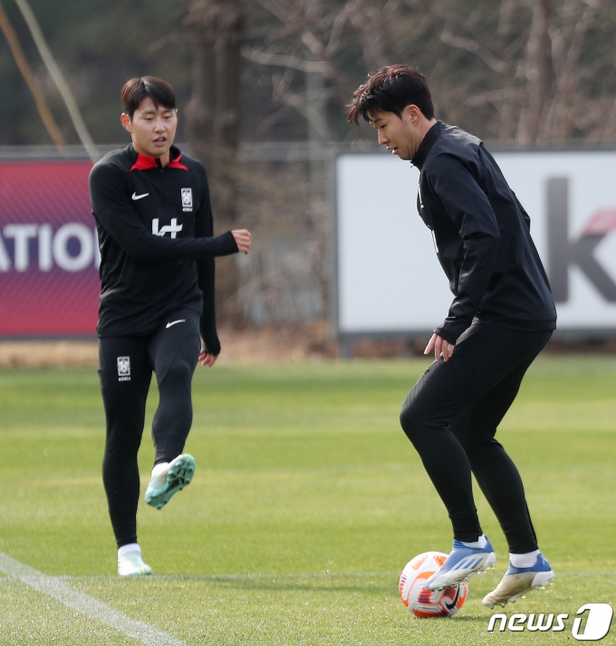 대한민국 축구 국가대표팀 손흥민(오른쪽)과 이강인이 27일 오후 경기도 파주 축구국가대표트레이닝센터(NFC)에서 우루과이전을 앞두고 훈련을 하고 있다. 2023.3.27/뉴스1 ⓒ News1 민경석 기자