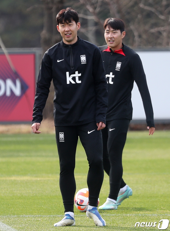 대한민국 축구 국가대표팀 손흥민(왼쪽)과 이강인이 27일 오후 경기도 파주 축구국가대표트레이닝센터(NFC)에서 우루과이전을 앞두고 훈련을 하고 있다. 2023.3.27/뉴스1 ⓒ News1 민경석 기자