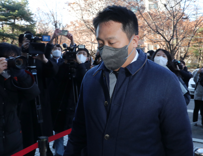 가상자산(암호화폐) '테라·루나' 폭락 사건을 수사하는 검찰이 신현성 전 총괄대표에 대한 구속영장을 재청구했다. 사진은 지난해 12월 서울 양천구 서울남부지법에서 열린 영장실질심사에 출석한 테라·루나 폭락 사태와 관련해 자본시장법 위반 등 혐의를 받는 신현성 차이코퍼레이션 총괄대표. /사진=뉴스1