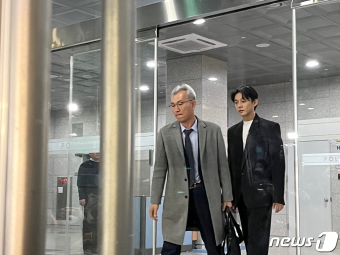 마약 투약 혐의를 받는 배우 유아인(엄홍식·37)이 27일 경찰에 출석해 약 12시간 동안 조사를 받았다.ⓒ 뉴스1