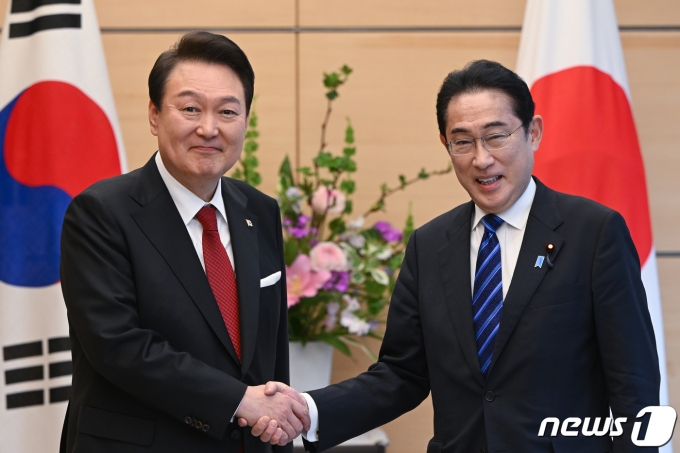 윤석열 대통령과 기시다 후미오 일본 총리가 지난 16일 도쿄 총리 관저에서 열린 소인수 정상회담에서 악수하고 있다. (대통령실 제공) 2023.3.19/뉴스1 ⓒ News1 안은나 기자