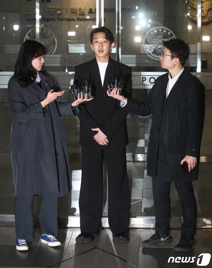 배우 유아인(본명 엄홍식)이 27일 서울 마포구 서울경찰청 마포청사에 출석해 마약 투약 혐의 관련 조사를 마치고 나오며 취재진 질의에 답변하고 있다. 2023.3.27/뉴스1 ⓒ News1 김민지 기자