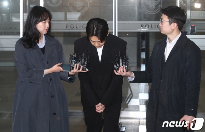 배우 유아인(본명 엄홍식)이 27일 서울 마포구 서울경찰청 마포청사에 출석해 마약 투약 혐의 관련 조사를 마치고 나오며 고개숙여 사과하고 있다. 2023.3.27/뉴스1 ⓒ News1 김민지 기자