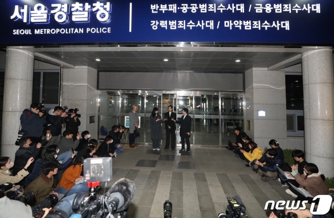 배우 유아인(본명 엄홍식)이 27일 서울 마포구 서울경찰청 마포청사에 출석해 마약 투약 혐의 관련 조사를 마치고 나오고 있다. 2023.3.27/뉴스1 ⓒ News1 김민지 기자