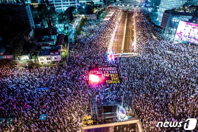 26일(현지시간) 베냐민 네타냐후 이스라엘 총리와 우파 연정이 강행하는 사법 개혁에 반기를 든 국방 장관이 전격 해임된 가운데, 이스라엘 현지에선 대규모 반발 시위가 더욱 격화하고 있다. ⓒ 로이터=뉴스1 ⓒ News1 이유진 기자