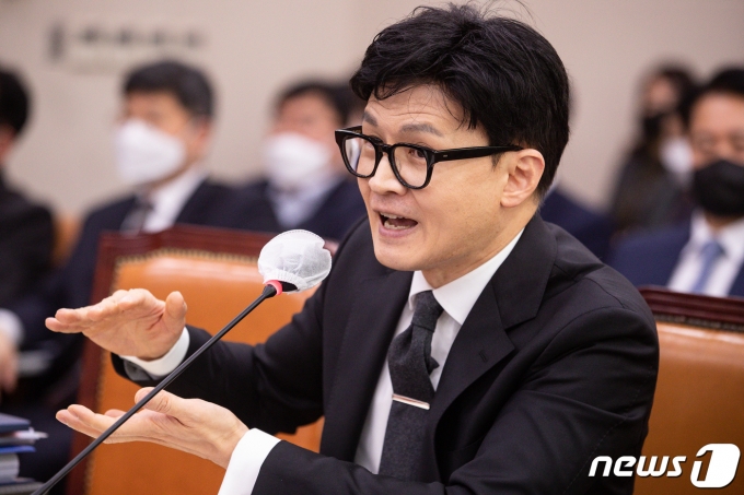 한동훈 법무부 장관이 27일 서울 여의도 국회에서 열린 제404회 국회(임시회) 법제사법위원회 제2차 전체회의에서 의원 질의에 답하고 있다. ⓒ News1 유승관 기자