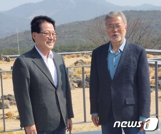 지난 10일 경남 양산 평산마을 사저에서 박지원 전 국정원장과 이야기를 나누고 있는 문재인 전 대통령. (SNS 갈무리) ⓒ 뉴스1