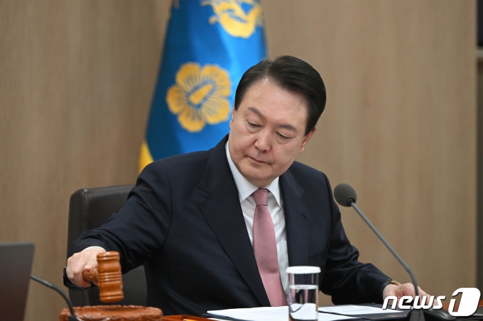 윤석열 대통령이 지난 21일 용산 대통령실 청사에서 열린 국무회의를 주재하며 의사봉을 두드리고 있다. (대통령실 제공) 2023.3.21/뉴스1 ⓒ News1 오대일 기자