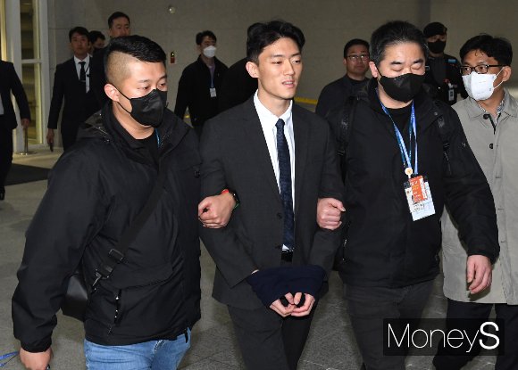 전두환 전 대통령 손자 전우원씨가 인천국제공항에서 체포된 후 서울로 압송됐다./사진=장동규 기자