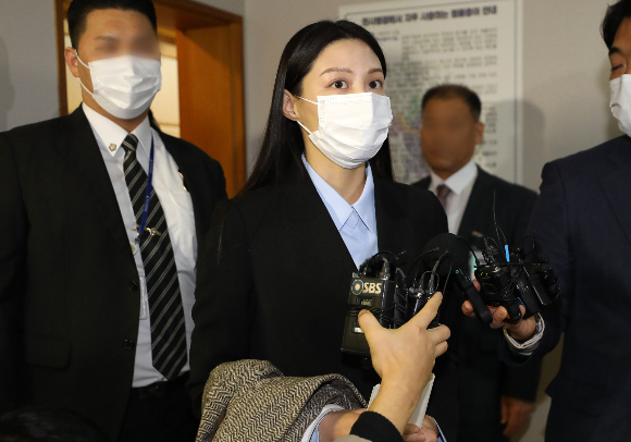 조국 전 법무장관의 딸 조민씨가 28일 자신이 포르쉐를 타고 다닌다고 허위 방송한 혐의로 기소된 '가로세로연구소(가세연)' 출연진 재판에 증인으로 출석한다. 사진은 조국 전 법무부 장관 딸 조민 씨가 부산 연제구 부산지방법원에서 열린 부산대 의전원(의학전문대학원) 입학허가 취소 관련 변론기일에 증인으로 출석하며 취재진 질문에 답하고 있는 모습./사진=뉴스1