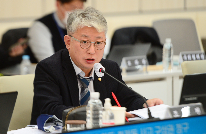 조응천 더불어민주당 의원이 지난 27일 개편된 주요 당직에 대해 "당의 방탄 이미지를 벗겨내고 이재명 대표의 사법 리스크와 당을 분리 시키는 역할을 해야 한다"고 강조했다. 사진은 지난해 10월20일 광주시청 중회의실에서 열린 국회 행정안전위원회의 광주시 국정감사에서 화정현대아이파크 아파트 붕괴 사고와 관련 질의를 하는 조 의원. /사진=뉴스1