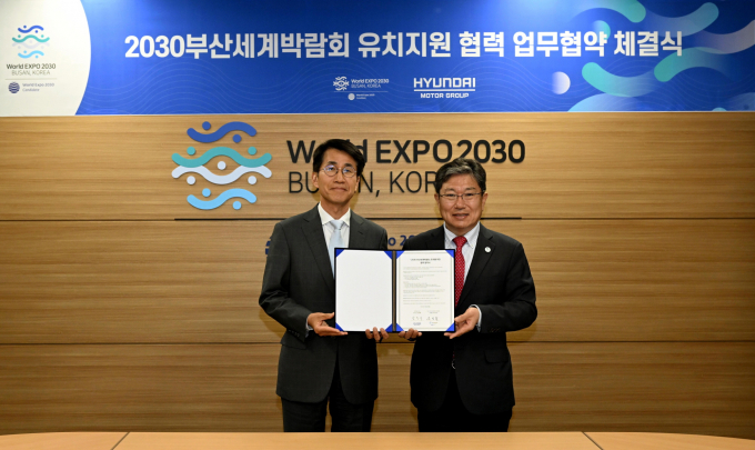 현대차그룹이 부산엑스포 개최 평가 실사단을 위해 제네시스 G80 전동화모델 등을 이동차량으로 지원한다. 사진은 28일 열린 관련 협약식에 나선 김동욱(왼쪽) 현대차그룹  부사장과 윤상직 유치위원회 사무총장. /사진=현대차그룹