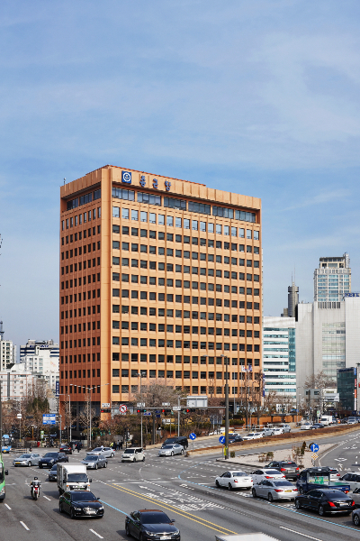 종근당바이오가 식품의약품안전처에서 보툴리눔 톡신 제제의 임상 3상 시험계획을 승인받았다. 사진은 종근당 본사. /사진=종근당