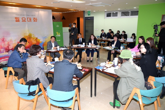 강기정 광주광역시장이 지난 27일 오후 시청 다목적홀에서 열린 월요대화에 참석해 도서관 운영 발전방안 등을 논의하고 있다./사진=광주시