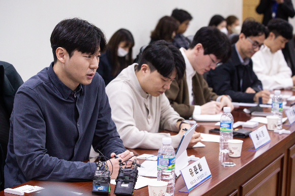 'MZ노조'로 불리는 새로고침 노동자협의회와 더불어민주당이 주69시간까지 근로가 가능하도록 하는 근로시간 개편안에 대해 "절대 수용할 수 없다"는 입장을 같이 했다. 사진은 유준환 새로고침 노동자협의회 의장이 28일 서울 여의도 국회 의원회관에서 열린 청년이 바라본 윤석열 정부 주69시간 근로제 문제점 간담회에서 발언하고 있는 모습/사진=뉴스1