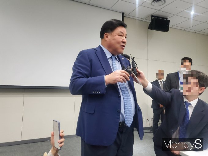 서정진 셀트리온그룹 명예회장이 28일 기자들과 만나 앞으로 기업이 나아가야 할 방향에 대해 설명하고 있다. /사진=지용준 기자