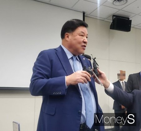 서정진 명예회장이 28일 열린 정기 주주총회에서 기자들과 만나 차남인 서준석 셀트리온헬스케어 이사의 실종사건 해프닝에 대해 언급했다. /사진=지용준 기자
