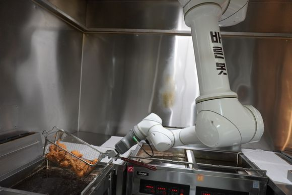 바른치킨 미금로봇점, 로봇매장으로 새단장 … 과감한 변신은 '치킨로봇'으로