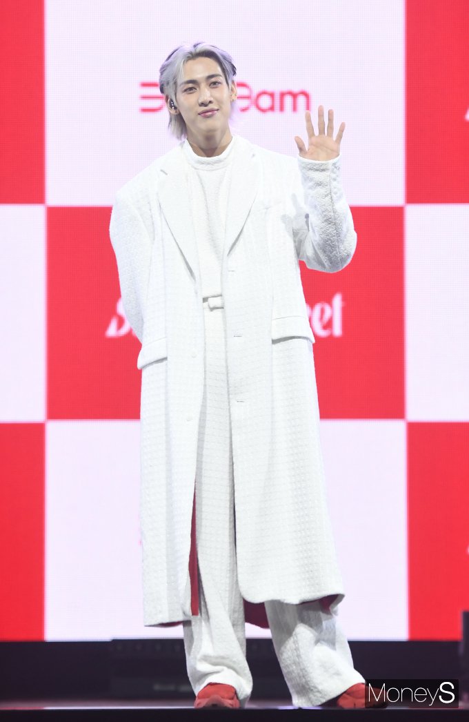 [머니S포토] 뱀뱀, 여심 훔치는 황태자 비주얼