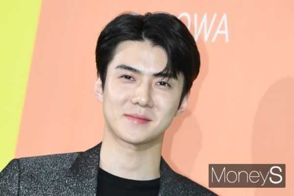 엑소 세훈이 최근 불거진 혼전임신 루머에 대해 입장을 전했다. 사진은 지난 2019년 7월5일 서울 강남구 청담동 분더샵에서 열린 리모와(RIMOWA), 에센셜 폴리 컬러 컬렉션 론칭 기념 포토월 행사에 참석한 세훈. /사진=장동규 기자