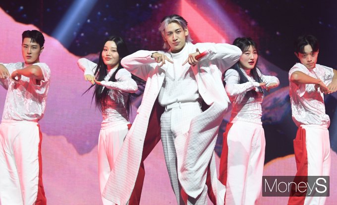 [머니S포토] 뱀뱀, '설렘주의보 퍼포먼스'