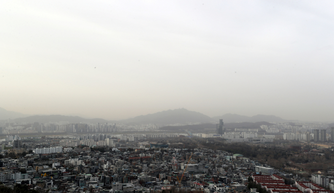 오는 29일은 미세먼지 농도가 '나쁨' 수준까지 치솟을 전망이다. 사진은 지난 24일 서울 중구 남산에서 바라본 서울시. /사진=뉴스1