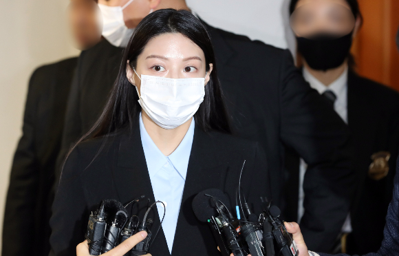  조국 전 법무부장관의 딸 조민씨는 자신이 포르쉐 자동차를 타고 다닌다는 주장에 대해 "사건 당시 타던 승용차는 아반떼 13년형"이라며 "한 번도 외제차나 스포츠카를 몰아본 적이 없다"고 진술했다. 사진은 조국 전 법무부 장관의 딸 조민씨가 부산대학교 의학전문대학원 입학 취소결정에 불복해 제기한 입학허가 취소 처분 취소 소송의 증인심문을 위해 부산 연제구 부산지법에 출석하는 모습./사진=뉴시스