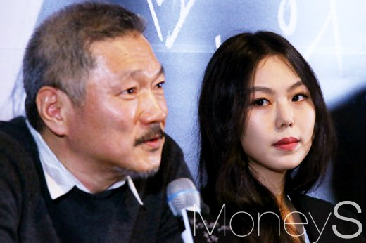 홍상수 감독과 배우 김민희가 '물 안에서' 국내 시사회에 불참한다. 사진은 지난 2017년 3월 서울 자양동 롯데시네마 건대입구에서 열린 영화 '밤의 해변에서 혼자'(감독 홍상수) 언론시사회에서의 홍상수 감독과 배우 김민희. /사진=임한별 기 
