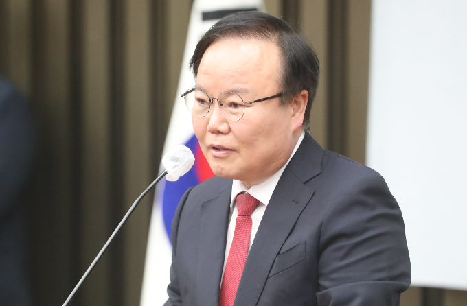 최근 잇단 실언 논란에 휩싸인 김재원 수석 최고위원을 두고 국민의힘 내부에서 비판의 목소리가 높아지고 있다. 사진은 지난 10일 서울 여의도 국회에서 열린 정책의원총회에서 인사말을 하는 김 최고위원. /사진=뉴스1